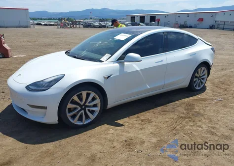 2018 Tesla Model 3 Long Range/Mid Range z USA, uszkodzony, nr VIN 5YJ3E1EAXJF053717